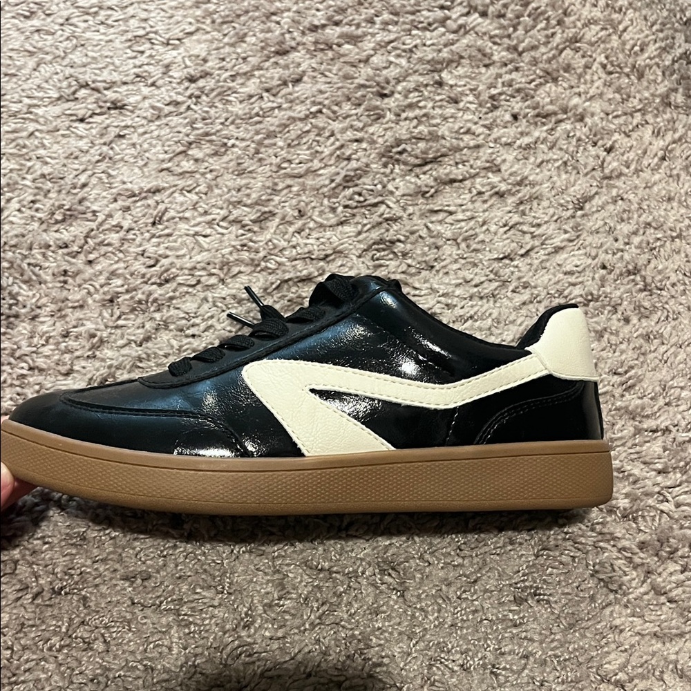 DV by Dolce Vita Black and Cream Sneakers